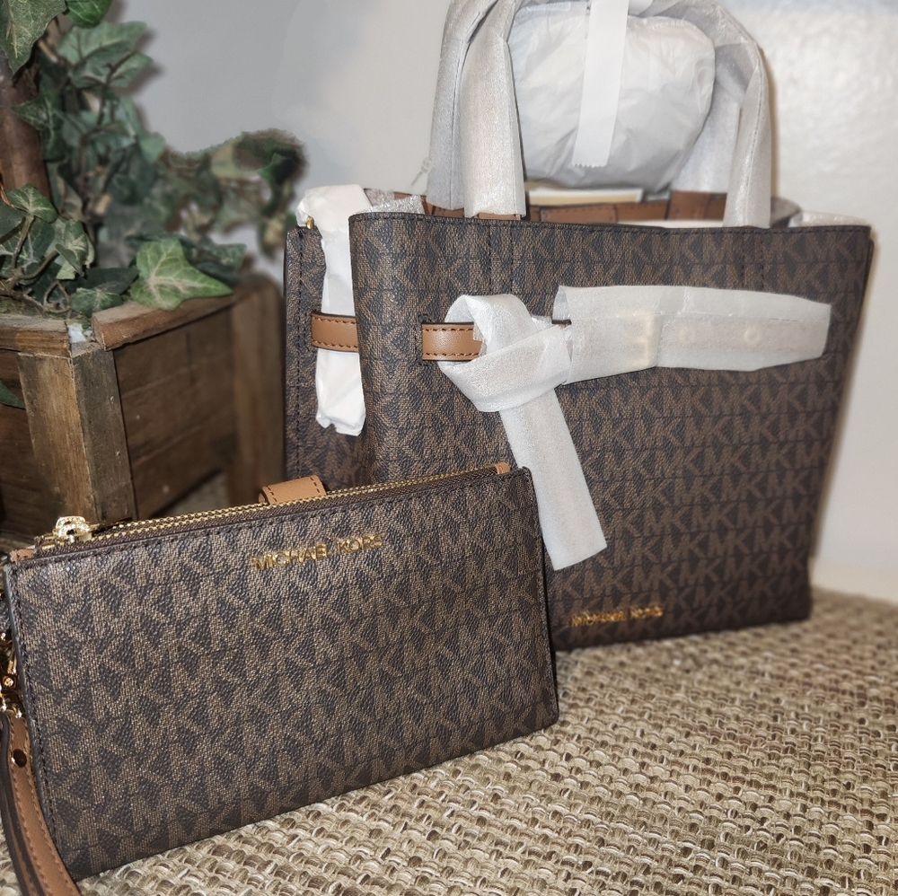 NWT Michael Kors Satchel/Crossbody with matching wallet (like new)